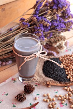 Soya sütü karıştırın siyah susam ile soya tohumu
