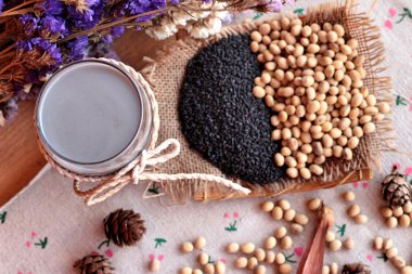 Soya sütü karıştırın siyah susam ile soya tohumu