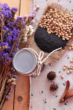 Soya sütü karıştırın siyah susam ile soya tohumu