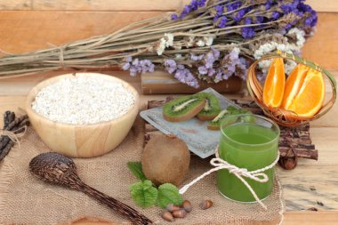 Narenciye meyve, kivi ve kivi suyu ile yulaf gevreği.