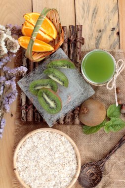 Narenciye meyve, kivi ve kivi suyu ile yulaf gevreği.