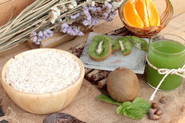 Narenciye meyve, kivi ve kivi suyu ile yulaf gevreği.