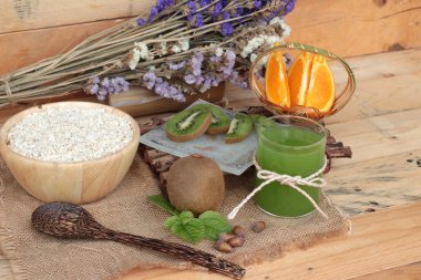 Narenciye meyve, kivi ve kivi suyu ile yulaf gevreği.