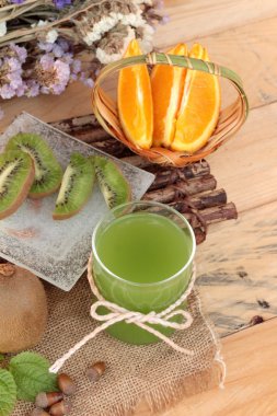 Kivi meyve sulu yeşil ve lezzetli kivi suyu.