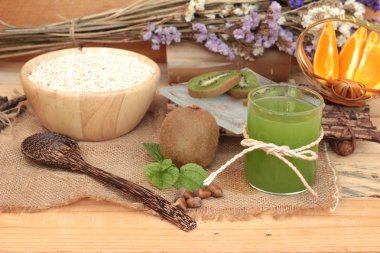 Narenciye meyve, kivi ve kivi suyu ile yulaf gevreği.