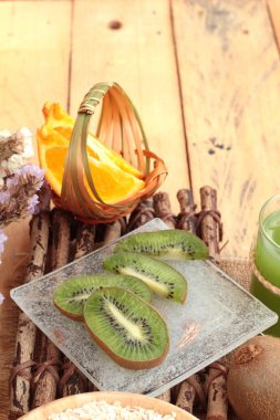 Narenciye meyve, kivi ve kivi suyu ile yulaf gevreği.