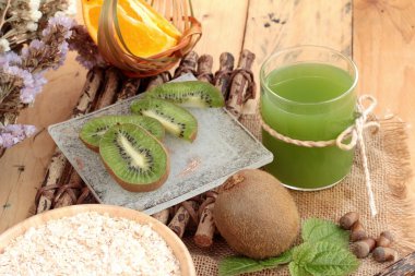 Narenciye meyve, kivi ve kivi suyu ile yulaf gevreği.