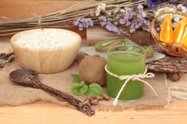 Narenciye meyve, kivi ve kivi suyu ile yulaf gevreği.