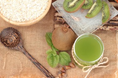 Narenciye meyve, kivi ve kivi suyu ile yulaf gevreği.