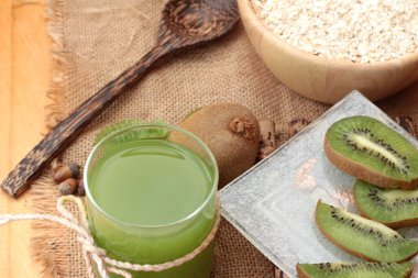 Narenciye meyve, kivi ve kivi suyu ile yulaf gevreği.