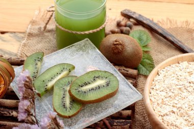 Narenciye meyve, kivi ve kivi suyu ile yulaf gevreği.