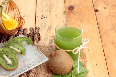 Kivi meyve sulu yeşil ve lezzetli kivi suyu.