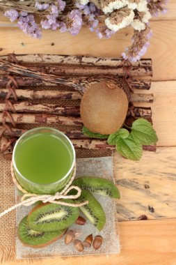Kivi meyve sulu yeşil ve lezzetli kivi suyu.