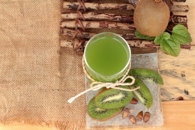 Kivi meyve sulu yeşil ve lezzetli kivi suyu.