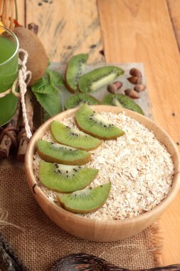 Narenciye meyve, kivi ve kivi suyu ile yulaf gevreği.