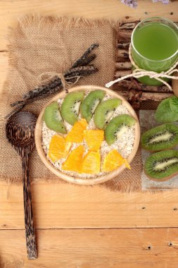 Narenciye meyve, kivi ve kivi suyu ile yulaf gevreği.