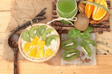 Narenciye meyve, kivi ve kivi suyu ile yulaf gevreği.