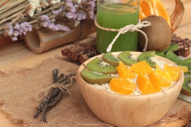 Narenciye meyve, kivi ve kivi suyu ile yulaf gevreği.