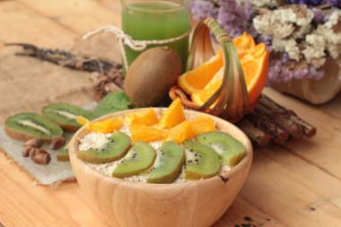 Narenciye meyve, kivi ve kivi suyu ile yulaf gevreği.