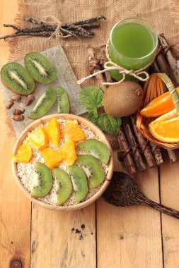 Narenciye meyve, kivi ve kivi suyu ile yulaf gevreği.