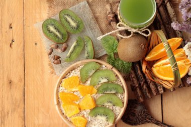 Narenciye meyve, kivi ve kivi suyu ile yulaf gevreği.