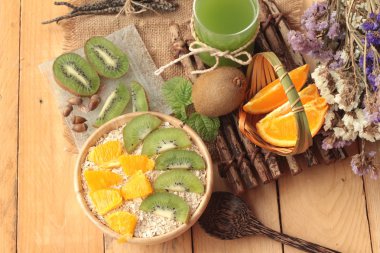 Narenciye meyve, kivi ve kivi suyu ile yulaf gevreği.