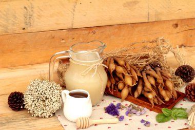 Galingale su ve bal ile taze galingale.