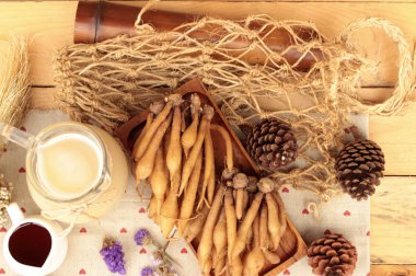 Galingale su ve bal ile taze galingale.