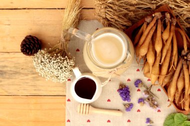 Galingale su ve bal ile taze galingale.