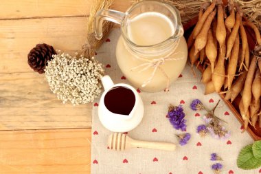 Galingale su ve bal ile taze galingale.