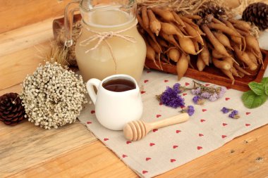 Galingale su ve bal ile taze galingale.