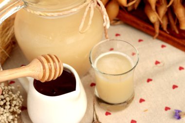 Galingale su ve bal ile taze galingale.