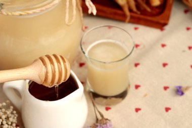 Galingale su ve bal ile taze galingale.