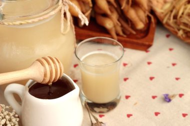 Galingale su ve bal ile taze galingale.