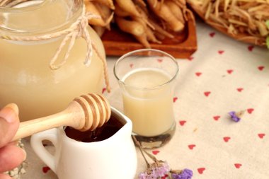 Galingale su ve bal ile taze galingale.