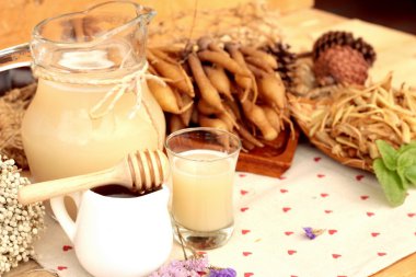 Galingale su ve bal ile taze galingale.