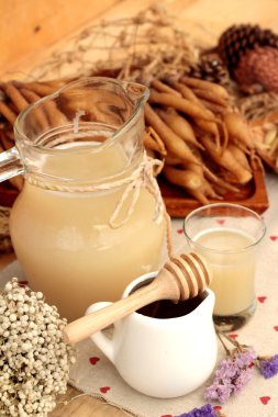 Galingale su ve bal ile taze galingale.