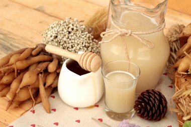 Galingale su ve bal ile taze galingale.