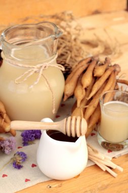 Galingale su ve bal ile taze galingale.