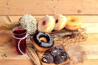 Çikolatalı çörek ve çilek reçeli çörek lezzetli