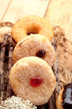 Çikolatalı çörek ve çilek reçeli çörek lezzetli