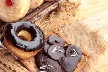 Çikolatalı çörek ve çilek reçeli çörek lezzetli