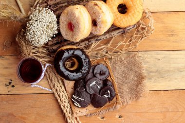 Çikolatalı çörek ve çilek reçeli çörek lezzetli