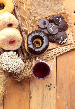 Çikolatalı çörek ve çilek reçeli çörek lezzetli