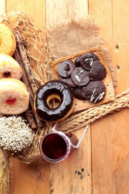 Çikolatalı çörek ve çilek reçeli çörek lezzetli