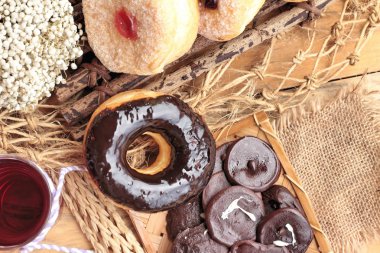 Çikolatalı çörek ve çilek reçeli çörek lezzetli