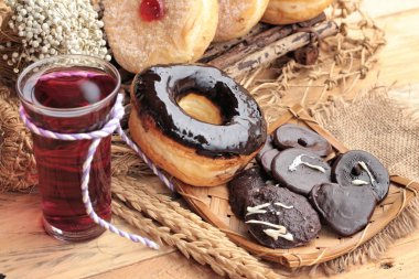 Ahşap arka plan üzerinde lezzetli çikolatalı çörek.