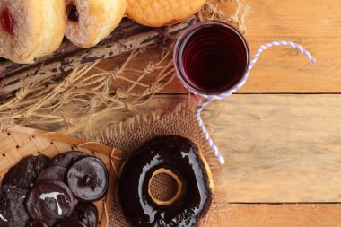 Çikolatalı çörek ve çilek reçeli çörek lezzetli