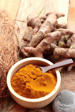 Phlai ot, Cassumunar taze ve bir toz olarak her ikisi de zencefil