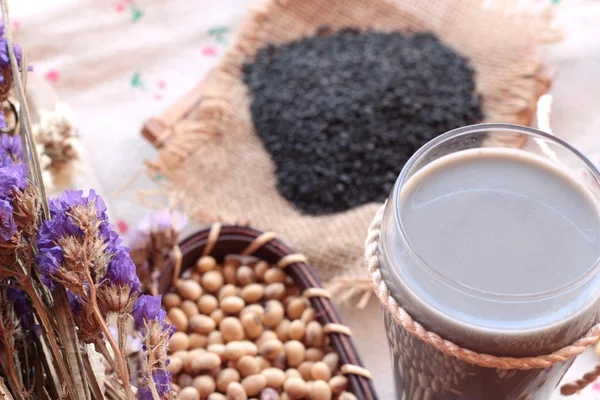 Soya sütü karıştırın siyah susam ile soya tohumu